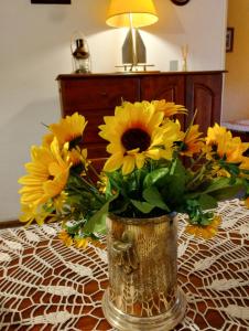 a vase filled with yellow flowers on a table at La perla depto in Mar del Plata