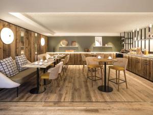 a rendering of a restaurant with tables and chairs at Mercure Chambéry Centre in Chambéry