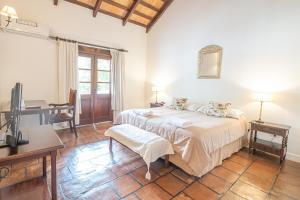 ein Schlafzimmer mit Bett, Schreibtisch und Fernseher in der Unterkunft Las Moras Hotel in San Lorenzo + 102 Fotos