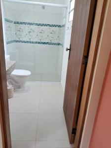 a bathroom with a toilet and a shower at Recanto do Ipê in Extrema