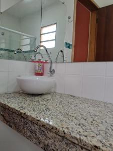a bathroom counter with a sink and a mirror at Recanto do Ipê in Extrema +76 photos