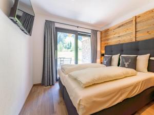 a bedroom with two beds and a window at Pinzgau Lodge 1B in Wald im Pinzgau