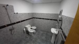 a bathroom with a toilet and a sink at Alojamiento Hugo in Río Segundo +2 photos