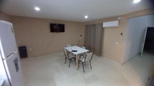 a dining room with a white table and chairs at Alojamiento Hugo in Río Segundo