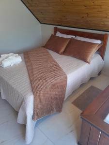 a bedroom with a large bed with a wooden ceiling at Sombra do baú -Luar in Timbe do Sul