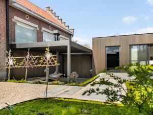 a house with a garden in front of it at Pastorie Liezele in Puurs