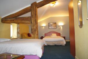 una habitación de hotel con 2 camas en una habitación en Auberge de Marville en Marville