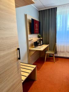 ein Büro mit Schreibtisch, Computer und Stuhl in der Unterkunft Hotel Vorburg - Free Parking - Bei Hamburg in Trittau