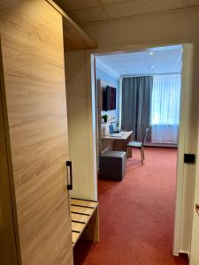 eine offene Tür zu einem Büro mit Schreibtisch und Stuhl in der Unterkunft Hotel Vorburg - Free Parking - Bei Hamburg in Trittau