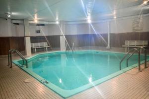 a large swimming pool in a hotel room at Mont Ste-Anne Chalet in Beaupré