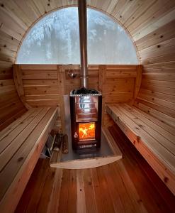 an inside view of a stove in a sauna at Chalet Le St-Ray in Saint-Raymond