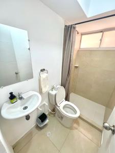 a bathroom with a toilet and a sink and a shower at Apartamento para Descansar en Valledupar in Valledupar +5 photos