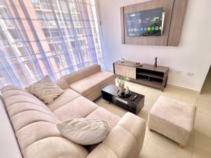 a living room with a couch and a tv at Apartamento para Descansar en Valledupar in Valledupar