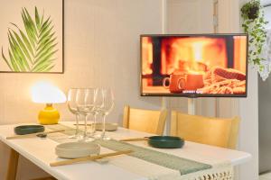 TV at/o entertainment center sa NEW Sinchon 5min, 3ROOM, near Hongdae,DDP, Seongsu 20min, Free K-snacks, WIFI, OTT