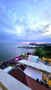 a view of a building with a view of the water at Apartment BSB pentapolis 3 Bedroom in Stalkudo