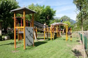 Herní místnost nebo prostor pro děti v ubytování Bungalows Verneda Mountain Resort