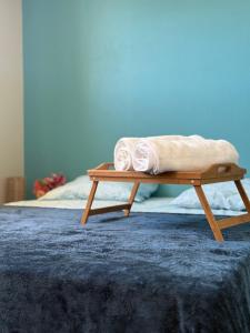 a wooden table with a blanket on top of a bed at Residence Cikaline Chambre d'hôte proximite du port de P-a-P in Pointe-à-Pitre