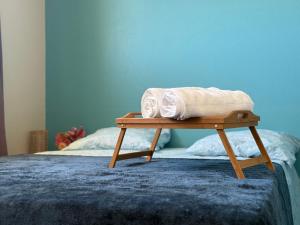 a table with two towels on top of a bed at Residence Cikaline Chambre d'hôte proximite du port de P-a-P in Pointe-à-Pitre