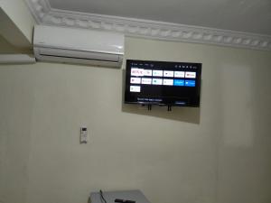 a flat screen tv hanging on a wall at BNB Habitaciones Economicas - Cerca Aeropuerto Las Americas in La Viva
