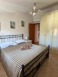 a bedroom with a large bed with towels on it at CA'da LU' in Velva