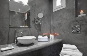 Et badeværelse på Milos Villas Hotel