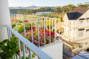 a balcony with a bunch of flowers on it at Mộc Villa DaLat in Khu Chi Lăng +19 photos
