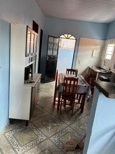 a kitchen with a table and chairs in a kitchen at Casa dos Lopes in Presidente Figueiredo