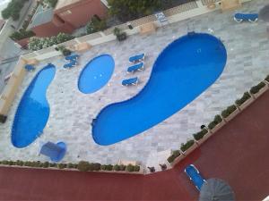 duży basen z dużym niebieskim symbolem w obiekcie Apartamento Amatista Calpe w mieście Calpe