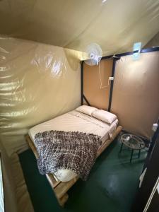 a small room with a bed in a tent at KRITAJNA SAFARi LODGE in Dominical