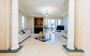 a living room with a couch and a table at ABC Beachside Retreat in Rosebud