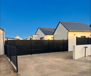a black fence in front of some houses at Spa love room in Donges