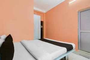 a bedroom with a bed and a window at Hotel O Tarapith Temple Formerly Prerana 2 in Tarapith +37 photos