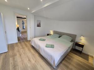 Postel nebo postele na pokoji v ubytování ElbDeck - Ferienwohnung mit Hund an der Elbe + 16 fotografií