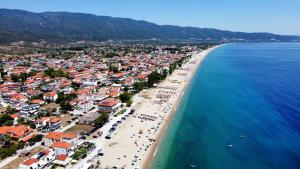 Luftaufnahme eines Strandes und des Meeres in der Unterkunft Hotel Strimoniko in Asprovalta