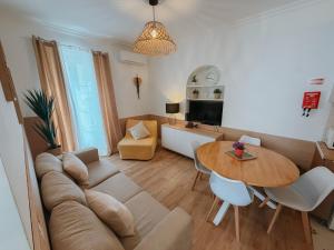 a living room with a couch and a table at Sol e Rio in Setúbal