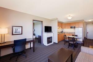 ein Wohnzimmer mit Küche und Esszimmer in der Unterkunft Super 8 by Wyndham Kapuskasing in Kapuskasing