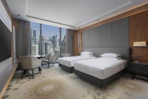two beds in a hotel room with a view at Hyatt Regency Bangkok Sukhumvit in Bangkok +156 photos