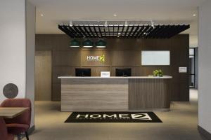 a hotel lobby with a hong kongoreanoreanoreanoreanoreanoreanorean at Home2 Suites by Hilton Stevens Point in Stevens Point