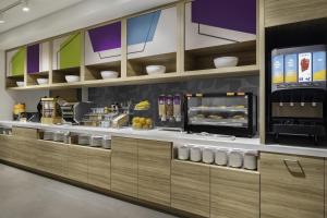a kitchen with a counter with aasteryasteryasteryasteryasteryasteryasteryasteryastery at Home2 Suites by Hilton Stevens Point in Stevens Point
