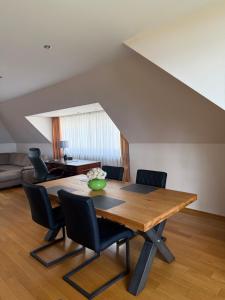 a dining room with a wooden table and chairs at Dünenhaus 2 Schlafzimmer in Timmendorfer Strand