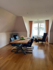 a dining room with a wooden table and chairs at Dünenhaus 2 Schlafzimmer in Timmendorfer Strand