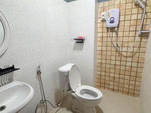 a bathroom with a toilet and a sink at Meesokxay Hotel Vang Vieng in Vang Vieng