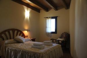 a bedroom with a bed with towels on it at Cal Miger in Tiurana +31 photos