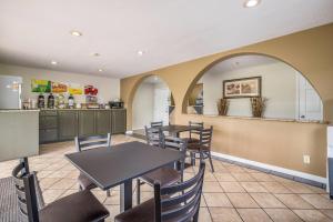 a dining room with a table and chairs and a kitchen at Quality Inn White Springs Suwanee in Live Oak +28 photos