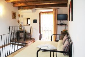 Habitación con cama y TV. en Guest House La Casetta, en Piazza Armerina