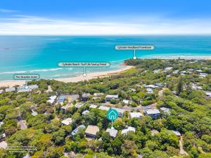 an aerial view of a beach with houses and the ocean at Dragonflies on Billa in Point Lookout