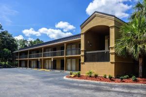 a building with a parking lot in front of it at Econo Lodge Palm Coast Central in Palm Coast