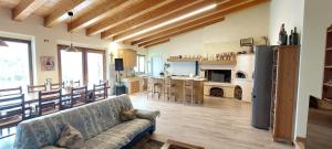 a living room with a couch and a kitchen at B&B Happy Guest in Caprino Veronese
