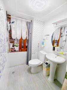 a bathroom with a toilet and a sink at Chom Wat Boutique Hotel in Ban Hau Chang
