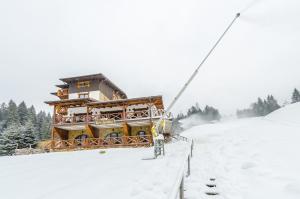 eine Skihütte, die von einem Kran im Schnee gehoben wird in der Unterkunft Chalet CrepDeChine Hotel in Bukowel